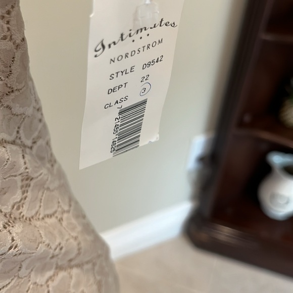 Lace top with Lycra & spandex Medium sheer at neck with lined bodice NWT - Picture 4 of 4